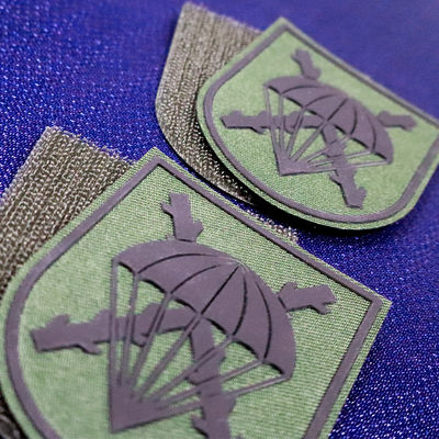 Parches para prendas de vestir Etiquetas de impresión de pantalla cinta de velcro silicona en parches para chaquetas