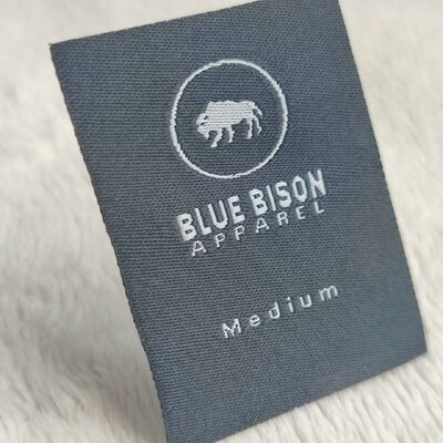 Fabricante de etiquetas tejidas personalizadas para ropa privada, etiquetas colgantes de satén con logotipo de la marca, ropa de poliéster en relieve y algodón impreso
