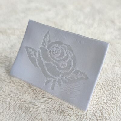 Fabricante de etiquetas tejidas de alta costura para ropa, etiquetas colgantes de satén con logotipo de marca, algodón estampado, poliéster en relieve, uso en prendas