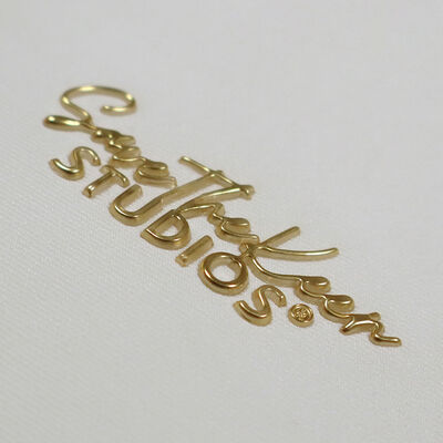 Logotipo de transferencia de calor 3D grabado en relieve de oro TPU personalizado para ropa