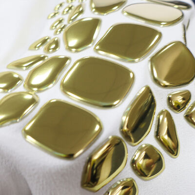 Etiqueta de transferencia de calor TPU de oro metálico personalizado de fábrica - Emblema de forma irregular para prendas de lujo y prendas de moda