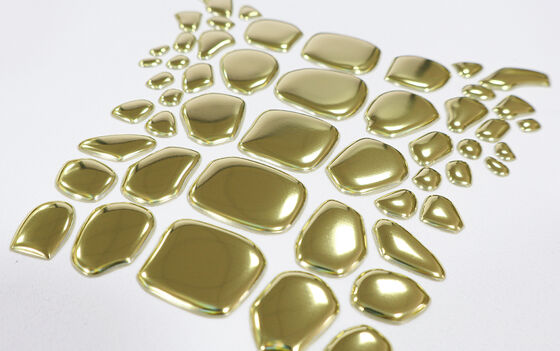 Etiqueta de transferencia de calor TPU de oro metálico personalizado de fábrica - Emblema de forma irregular para prendas de lujo y prendas de moda