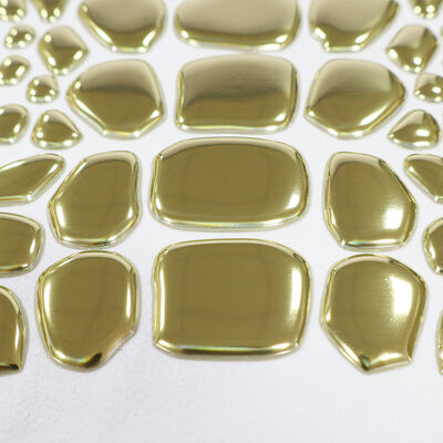 Etiqueta de transferencia de calor TPU de oro metálico personalizado de fábrica - Emblema de forma irregular para prendas de lujo y prendas de moda