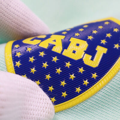 Etiquetas de transferencia de calor TPU 3D personalizadas de tres colores lavables y duraderas para prendas de vestir