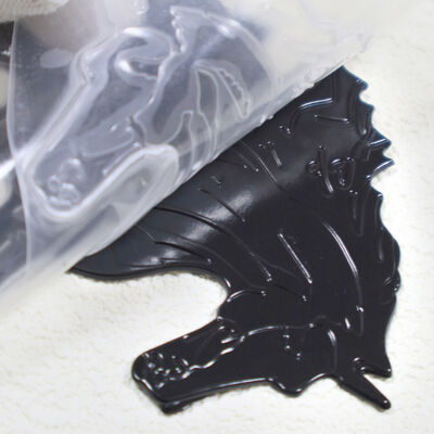 Etiqueta de transferencia de calor de caballo negro corriendo de TPU – Parche de voltaje en relieve 3D para marca de prendas y bolsos