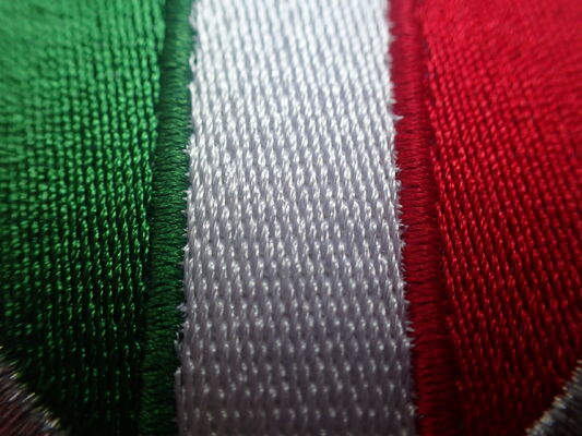 Etiqueta de ropa con logotipo 3D con bordado personalizado para uso en prendas