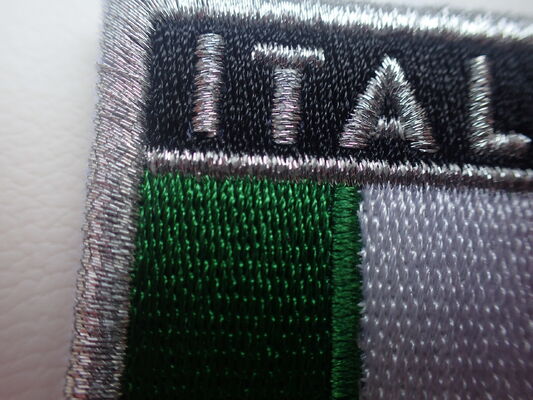 Etiqueta de ropa con logotipo 3D con bordado personalizado para uso en prendas