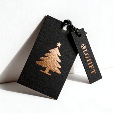 Hechas de papel de arte de doble cara y cordón de algodón de 3 mm, estas etiquetas de ropa son ideales para su uso en bolsas y maletas de ropa, y cuentan con un logotipo de marca impreso digitalmente.