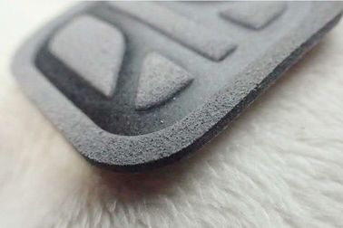 Etiqueta respetuosa del medio ambiente suave gris de la microfibra, logotipo de alta frecuencia de Costom para la ropa