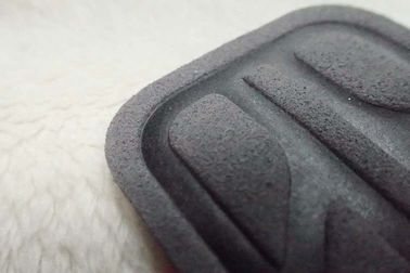 Etiqueta respetuosa del medio ambiente suave gris de la microfibra, logotipo de alta frecuencia de Costom para la ropa