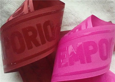 Etiqueta transparente brillante de la impresión de la pantalla del logotipo del silicio en cinta del hilo del poliéster de Coloful