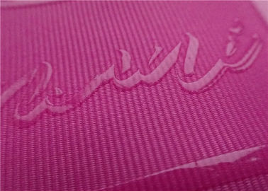 Etiqueta transparente brillante de la impresión de la pantalla del logotipo del silicio en cinta del hilo del poliéster de Coloful