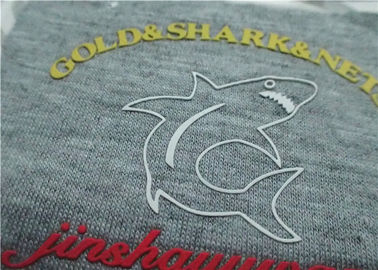 3D grabó en relieve etiquetas coloridas de la impresión de la pantalla con la prensa caliente del calor del pegamento del derretimiento para la camiseta