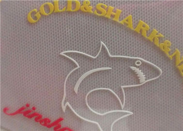 3D grabó en relieve etiquetas coloridas de la impresión de la pantalla con la prensa caliente del calor del pegamento del derretimiento para la camiseta