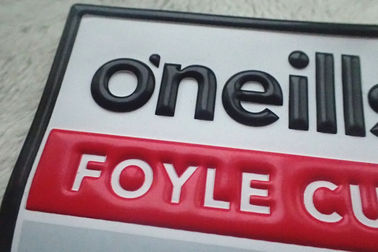 Remiendos coloridos de encargo del PVC, grabados en relieve y logotipo de la ropa de la impresión de la pantalla
