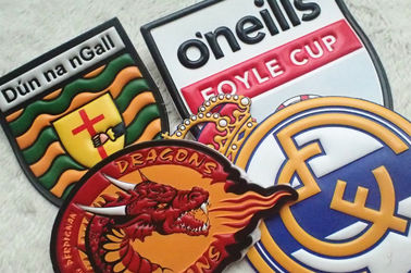 Remiendos coloridos de encargo del PVC, grabados en relieve y logotipo de la ropa de la impresión de la pantalla