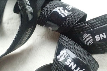 Banda elástica suave del poliéster de la moda, cinta elástico negra con el logotipo de la impresión de la pantalla