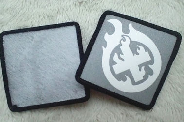 Etiqueta reflexiva de plata de encargo de la impresión de la pantalla, remiendo suave de TPU para la ropa