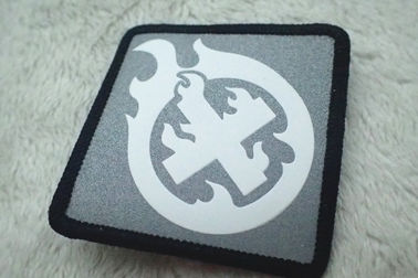 Etiqueta reflexiva de plata de encargo de la impresión de la pantalla, remiendo suave de TPU para la ropa