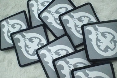 Etiqueta reflexiva de plata de encargo de la impresión de la pantalla, remiendo suave de TPU para la ropa