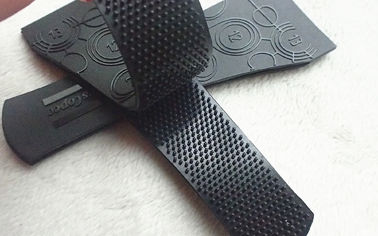 La ropa de encargo de la funda de la ropa remienda la superficie polaca embotada del velcro de TPU con el logotipo plástico grabado en relieve brillante