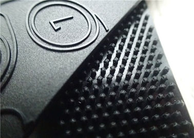 La ropa de encargo de la funda de la ropa remienda la superficie polaca embotada del velcro de TPU con el logotipo plástico grabado en relieve brillante