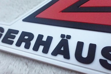El rojo y el blanco grabaron en relieve insignias del silicio modificaron remiendos de goma suaves del PVC para requisitos particulares de los logotipos