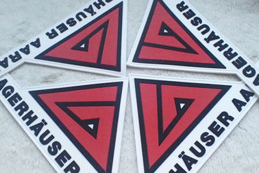 El rojo y el blanco grabaron en relieve insignias del silicio modificaron remiendos de goma suaves del PVC para requisitos particulares de los logotipos
