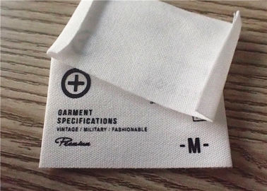 Etiquetas tejidas algodón de la ropa con el logotipo blanco del gráfico del fondo y de la impresión