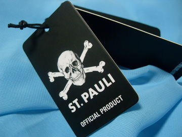 El profesional modificó etiquetas colgantes para requisitos particulares con el logotipo de la impresión de la pantalla para la ropa/los bolsos/los zapatos