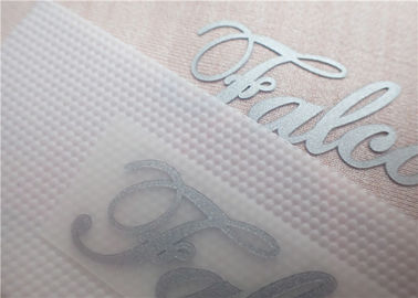 El arreglo para requisitos particulares de las etiquetas de la ropa de la transferencia de calor de la fuente y del color/del calor del silicio presiona etiquetas