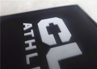 Carácter blanco grabado en relieve con los remiendos suaves del PVC del fondo negro con la línea de costura