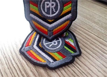 Remiendos bordados coloridos durables del logotipo de la marca para la ropa