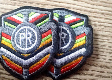 Remiendos bordados coloridos durables del logotipo de la marca para la ropa