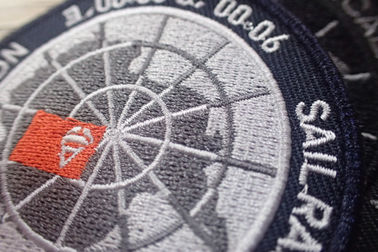 Los remiendos de encargo/pegamento de la ropa del poliéster negro lavable bordaron remiendos