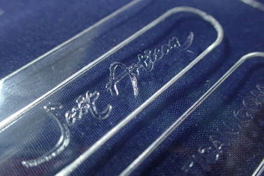 Etiquetas colgantes de la ropa del logotipo del laser de Coutom, etiquetas de acrílico transparentes
