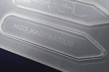 Etiquetas colgantes de la ropa del logotipo del laser de Coutom, etiquetas de acrílico transparentes