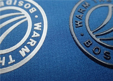 Etiquetas de la ropa de la transferencia de calor del silicio de la impresión de la pantalla con el logotipo brillante de la marca de la superficie del color