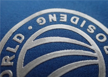 Etiquetas de la ropa de la transferencia de calor del silicio de la impresión de la pantalla con el logotipo brillante de la marca de la superficie del color