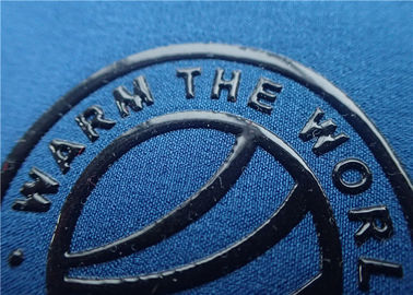 Etiquetas de la ropa de la transferencia de calor del silicio de la impresión de la pantalla con el logotipo brillante de la marca de la superficie del color