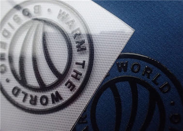 Etiquetas de la ropa de la transferencia de calor del silicio de la impresión de la pantalla con el logotipo brillante de la marca de la superficie del color