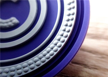 Los remiendos circulares del silicón del color doble con 3D grabaron en relieve el logotipo de la marca