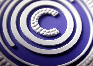 Los remiendos circulares del silicón del color doble con 3D grabaron en relieve el logotipo de la marca