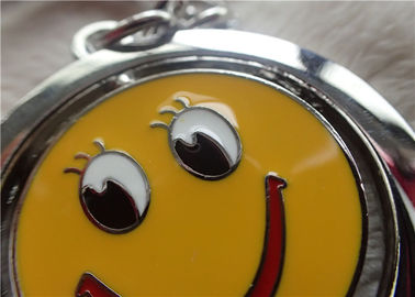 Regalos promocionales personalizados llavero de plata del color con la cara amarilla sonriente rotativa
