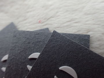 Remiendos de goma importados suavidad del logotipo del ante gris mayor, con el logotipo micro de encargo de la inyección
