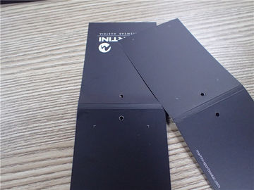 Etiquetas colgantes dobladas negras Eco - logotipo amistoso de la ropa de la tarjeta de papel del blanco de la impresión de tinta