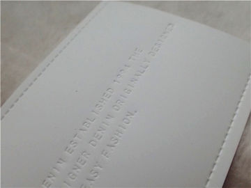 Eco - remiendos grabados en relieve cuero amistoso del logotipo de la PU para el color de Pantone de los vaqueros
