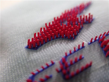 Cepille el elástico de las etiquetas de la ropa de la transferencia de calor del logotipo del silicón 3D de los puntos arriba -