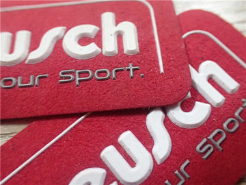 El logotipo de goma de encargo del ante rojo suave durable remienda la inyección bicolor