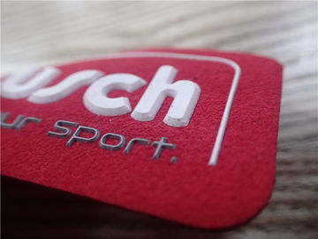 El logotipo de goma de encargo del ante rojo suave durable remienda la inyección bicolor